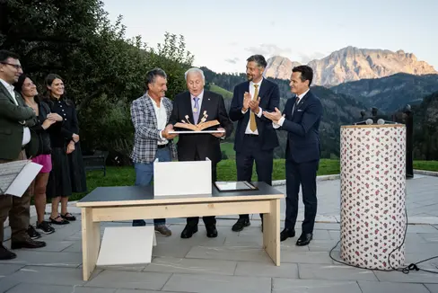 Erster Ert X Merit Ladin-Preisträger Gregor Prugger (Vierter von links) mit dem ersten Merit Ladin-Preisträger Lois Craffonara (Fünfter von links) am Tag der ladinischen Kultur, dem Di dla Cultura Ladina am 21. September 2025 mit (Sechster von links) Landesrat Daniel Alfreider und dem ladinischen Bildungs- und Kulturdirektor André Comploi (Siebter von links). Nun schreibt der Südtiroler Künstlerbund in Kooperation mit der Direktion Ladinische Bildung und Kultur den Kunstwettbewerb Ert X Merit Ladin zum zweiten Mal aus. (Foto: LPA/Direktion Ladinische Bildung und Kultur/Vanessa Runggaldier)