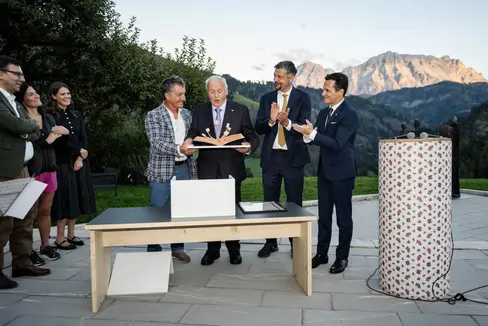 Il primo vincitore dell'Ert X Merit Ladin Gregor Prugger (quarto da sinistra) con la prima vincitrice del Merit Ladin Lois Craffonara (quinta da sinistra) in occasione della Giornata della Cultura Ladina, il Di dla Cultura Ladina del 21 settembre 2025 con (sesto da sinistra) l'assessore provinciale Daniel Alfreider e il direttore della Direzione Istruzione, Formazione e Cultura Ladina André Comploi (settimo da sinistra). Il Südtiroler Künstlerbund organizza per la seconda volta il concorso artistico Ert X Merit Ladin in collaborazione con la Direzione Istruzione, Formazione e Cultura Ladina. (Foto: USP/Direzione Istruzione, Formazione e Cultura Ladina/Vanessa Runggaldier)