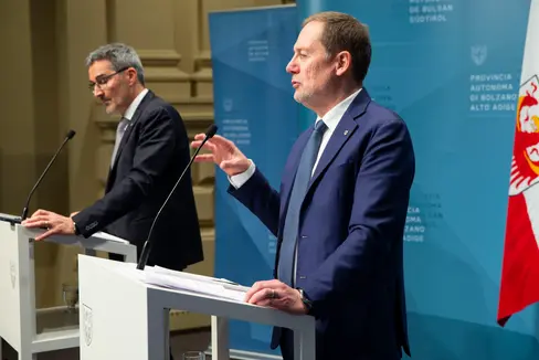 Im landeseigenen Gebäude in der Bozner Vittorio-Veneto-Straße 5 sollen italienische Vereine und Verbände gemeinsam untergebracht werden. Dem Vorschlag von Landesrat Bessone zur Adaptierung des Gebäudes hat die Landesregierung zugestimmt. (Foto: LPA/Fabio Brucculeri)