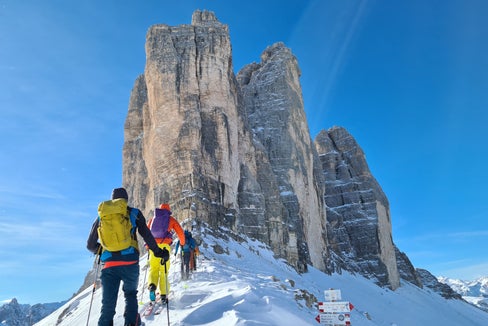Für Skitourengehen und Variantenfahren ist eine gründliche Vorbereitung unerlässlich, seit heute kann dafür auch wieder der Euregio-Lawinenreport konsultiert werden; im Bild die Drei Zinnen. (Foto: LPA/Landesamt für Meteorologie und Lawinenwarnung/Sarah Graf)