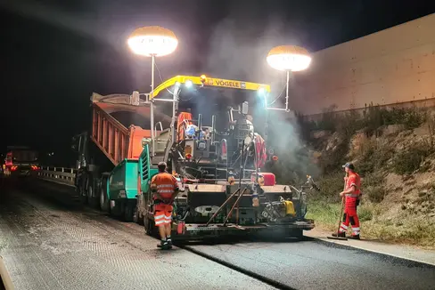 Nella foto, uno dei lavori svolti in notturna dal Servizio strade della Provincia autonoma di Bolzano negli ultimi anni. (Foto: USP/Servizio strade).