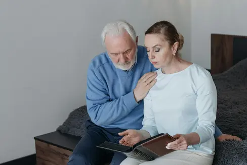 Demenz stellt Betroffene und Angehörige vor große Herausforderungen. Die Landesregierung hat am 29. Juli auf Vorschlag von Gesundheitslandesrat Hubert Messner einen Landesplan beschlossen, der neue Wege in der Behandlung und Betreuung von Menschen mit Demenz und Alzheimer aufzeigt. Ziel ist es, deren Lebensqualität gezielt zu verbessern. (Foto: LPA/Pexels. Das Foto darf nur in Zusammenhang mit dieser Pressemitteilung verwendet werden.)