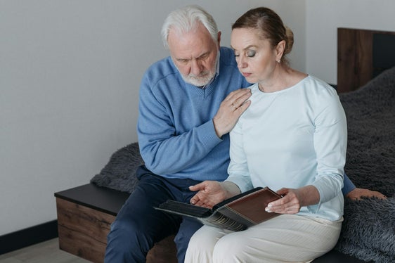 Demenz stellt Betroffene und Angehörige vor große Herausforderungen. Die Landesregierung hat am 29. Juli auf Vorschlag von Gesundheitslandesrat Hubert Messner einen Landesplan beschlossen, der neue Wege in der Behandlung und Betreuung von Menschen mit Demenz und Alzheimer aufzeigt. Ziel ist es, deren Lebensqualität gezielt zu verbessern. (Foto: LPA/Pexels. Das Foto darf nur in Zusammenhang mit dieser Pressemitteilung verwendet werden.)