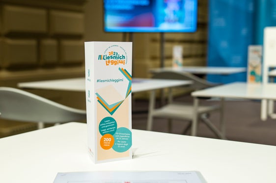 Liesmich-Leggimi 2023 heißt die neue Sommerleseaktion: Jugendliche ab elf Jahren und Erwachsene, die Bücher lesen, kommentieren und Fragen beantworten, können Preise gewinnen. (Foto: LPA/Fabio Brucculeri)