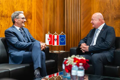 Il presidente della Provincia Arno Kompatscher (a sinistra) si è confrontato con il cancelliere federale della Repubblica d'Austria Christian Stocker sulle principali tematiche della politica altoatesina. (Foto: USP/BKA/Schrötter)