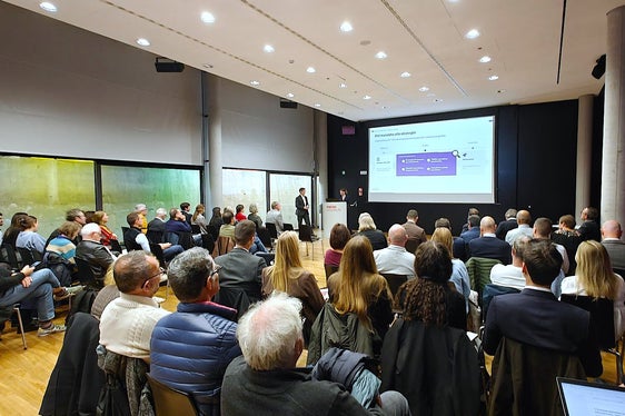 „Künstliche Intelligenz ist kein Selbstzweck, sondern ein Instrument im Dienste des Landes“, lautet die Leitlinie der Strategie, die von Projektmanagerin Maria Giovanna Ienco und dem Experten für ICT-Strategien, Gaetano Correnti, vorgestellt wurde. (Foto: LPA/Ursula Pirchstaller)