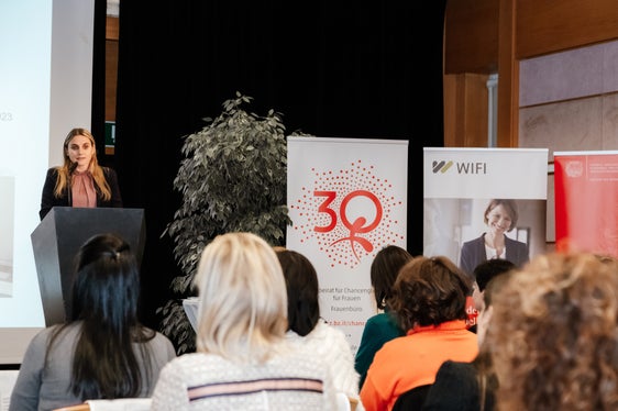 Die Präsidentin des Landesbeirates für Chancengleichheit Ulrike Oberhammer freute sich über den regen Zuspruch zum Lehrgang für angehende Verwaltungsrätinnen, der seit 10 Jahren von Land Südtirol und Handelskammer Bozen organisiert werden. (Foto: LPA/Bernhard Aichner)