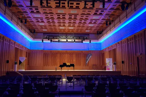 A Dobbiaco si terrà il concerto dei vincitori che chiuderà ufficialmente l'edizione 2023 del concorso transfrontaliero. Appuntamento il 7 maggio, alle ore 11, nella Sala Gustav Mahler del Centro Culturale Euregio. (Foto: ASP/Direzione provinciale Scuola musicale)