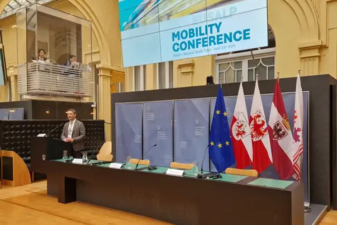 Der Direktor des Ressorts für Mobilität Martin Vallazza betonte bei der Eusalp-Mobilitätskonferenz, dass sich die Südtiroler Prioritäten für nachhaltige Mobilität mit jenen des Arbeitsplans 2023–25 der Eusalp decken würden und stellte den Südtirolplan für die Mobilität von Morgen vor. (Foto: LPA/Maurizio Di Giangiacomo)
