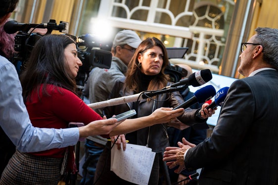 Zahlreiche Journalistinnen und Journalisten nutzten die Gelegenheit, um nach dem Mediengespräch zum Jahreswechsel Landeshauptmann Arno Kompatscher Fragen zu stellen. (Foto: LPA/Fabio Brucculeri)