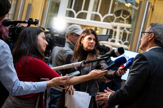 Zahlreiche Journalistinnen und Journalisten nutzten die Gelegenheit, um nach dem Mediengespräch zum Jahreswechsel Landeshauptmann Arno Kompatscher Fragen zu stellen. (Foto: LPA/Fabio Brucculeri)