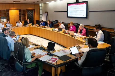 Die Landesregierung hat sich in einer ganztägigen Arbeitssitzung intensiv mit dem komplexen Thema des leistbaren Wohnraums für Südtirolerinnen und Südtiroler auseinandergesetzt. (Foto: LPA/Fabio Brucculeri)