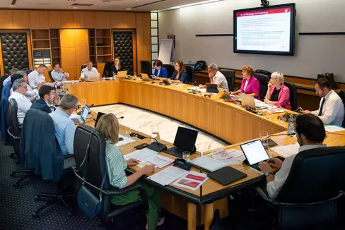 Die Landesregierung hat sich in einer ganztägigen Arbeitssitzung intensiv mit dem komplexen Thema des leistbaren Wohnraums für Südtirolerinnen und Südtiroler auseinandergesetzt. (Foto: LPA/Fabio Brucculeri)