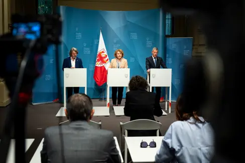 Gemeinsam mit den Landesräten Hubert Messner (links) und Peter Brunner (rechts) hat Landesrätin und Landeshauptmannstellvertreterin Rosmarie Pamer (Mitte) die wichtigsten Beschlüsse der Landesregierungssitzung vorgestellt. (Foto: LPA/Fabio Brucculeri)