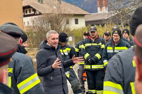 Mit der Übergabe des neuen Materials auch die unverzichtbare Arbeit der Freiwilligen Feuerwehren würdigen: Landesrat Luis Walcher bei der Übergabe des Materials an die Freiwilligen Feuerwehren. (Foto: LPA/Landesfeuerwehrverband/Patrick Schmalzl)