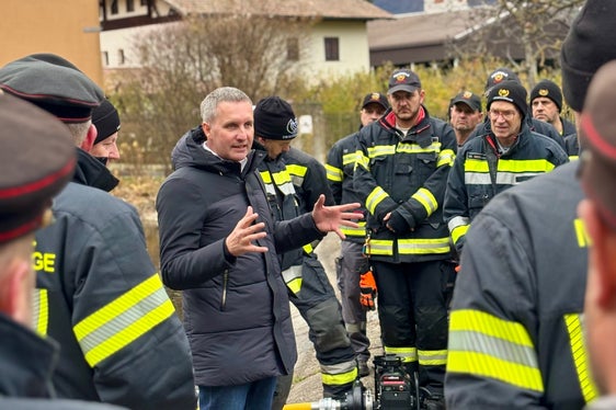La consegna delle nuove attrezzature valorizza l'irrinunciabile lavoro dei vigili del fuoco volontari: l'assessore provinciale Luis Walcher alla consegna delle attrezzature. (Foto: USP/Unione Provinciale dei Corpi dei Vigili del Fuoco Volontari Alto Adige/Patrick Schmalzl)
