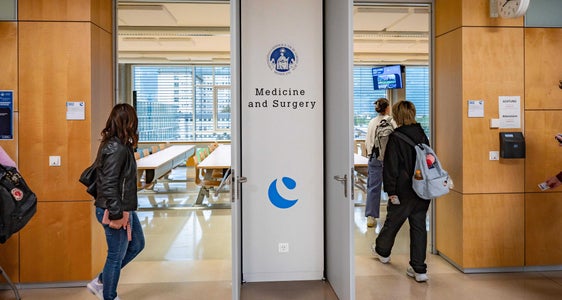 Die Universität Cattolica del Sacro Cuore UCSC in Rom hat mit Professor Alessandro Sgambato einen neuen Dekan für die Fakultät für Medizin und Chirurgie. Weiterhin soll mit Südtirol zusammengearbeitet werden, wobei die Basis der internationale Studiengang Medicine and Surgery in Bozen und verbundene Projekte wie zum Beispiel die Möglichkeit, eine Facharztausbildung in Allgemeinmedizin aufzubauen, sind. (Foto: LPA/Greta Stuefer)