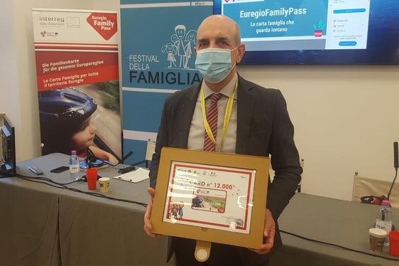 Der Generaldirektor der Familienagentur des Trentino, Luciano Malfer, hat heute über das Erfolgsprojekt EuregioFamilyPass gesprochen. (Foto: LPA Trient)