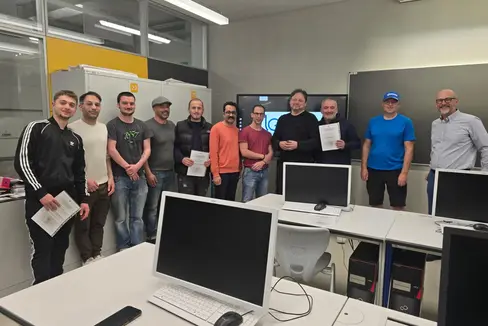 I neo diplomati montatori industriali posano sorridenti durante la consegna degli attestati, assieme al direttore della Scuola professionale provinciale per l'artigianato e l'industria Luigi Einaudi di Bolzano, Franco Ramaroli (primo a destra). (Foto: USP)