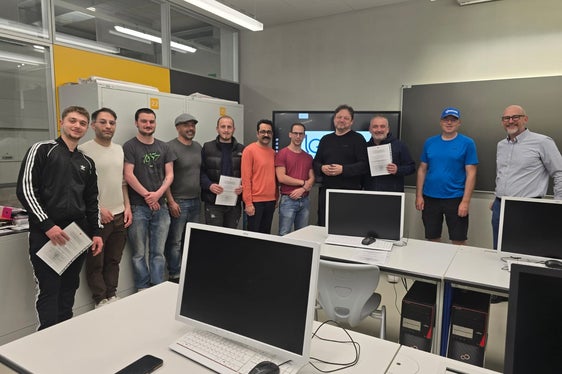 I neo diplomati montatori industriali posano sorridenti durante la consegna degli attestati, assieme al direttore della Scuola professionale provinciale per l'artigianato e l'industria Luigi Einaudi di Bolzano, Franco Ramaroli (primo a destra). (Foto: USP)