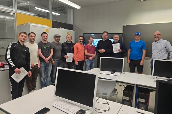 I neo diplomati montatori industriali posano sorridenti durante la consegna degli attestati, assieme al direttore della Scuola professionale provinciale per l'artigianato e l'industria Luigi Einaudi di Bolzano, Franco Ramaroli (primo a destra). (Foto: USP)