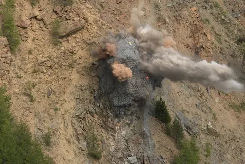Il disgaggio con brillamento ha prodotto, secondo i piani, il crollo di una porzione di oltre 300 metri cubi di roccia. (Foto: ASP/G.News)