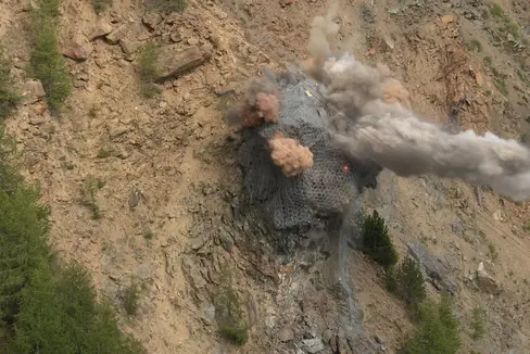 Durch die Sprengung mit 60 Kilogramm Sprengstoff sind heute wie geplant mehr 300 Kubikmeter Gestein kontrolliert eingestürzt und von den Schutzdämmen aufgefangen worden. (Foto: LPA/G.News)