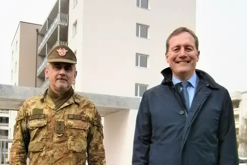 L'assessore all'edilizia pubblica e patrimonio Massimo Bessone e il Generale di Divisione Massimo Biagini davanti alla 3 palazzina militare consegnata ieri al quarto reparto infrastrutture (Foto: ASP/Igor Cocca)