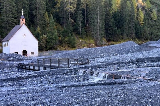 Eines der dokumentierten Ereignisse im soeben erschienenen Report Naturgefahren: Ende August 2023 ist vom Eiswandfernerbach in Trafoi in der Gemeinde Stilfs eine Mure abgegangen, die Wallfahrtskirche zu den Heiligen Dri Brunnen wurde vom Murgang nicht beschädigt. (Foto: LPA/Landesamt für Wildbach- und Lawinenverbauung West)