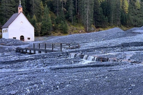 Uno degli eventi documentati nel Report pericoli naturali 2023 pubblicato di recente. Le immagini della colata detritica del rio Vedretta a Trafoi (Foto: Ufficio sistemazione bacini montani ovest)