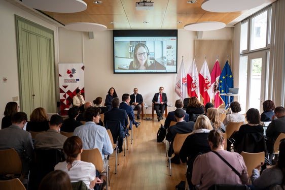 Tratan le seminar “Regional and Minority Languages: Game change in the conventional digital world?” (“I lingac regionai y de mendranza: na revoluziun tl monn digital convenzional?”) s’á coleghé cun le salf referënc da döt le monn, danter chisc ince l’esperta dl’Unesco Tarja Turtia. (Retrat: USP/Fabio Brucculeri).