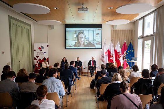 Expertinnen und Experten aus Ländern wie Neuseeland, Mexiko, Kanada und Indien diskutierten, wie digitale Technologien Regional- und Minderheitensprachen fördern können und welche Rolle künstliche Intelligenz und digitale Plattformen bei der Weitergabe sprachlichen Wissens und der Stärkung kultureller Identität spielen. Darunter auch Tarja Turtia von der UNESCO. (Foto: LPA/Fabio Brucculeri).