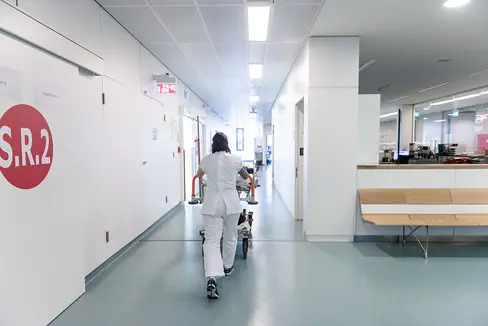 Riduzione dell'orario di lavoro e riqualificazione dei compensi: vista la grave carenza di infermieri e operatori sanitari, la Giunta ha approvato nuove linee guida per le trattative contrattuali (Foto: ASP/Claudia Corrent)