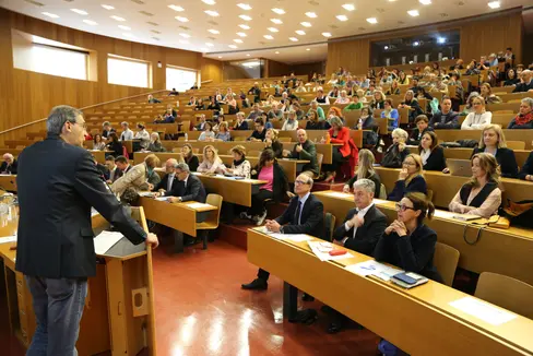 Zahlreiche Interessierte nahmen an der Tagung der Einheitlichen Garantiekomitees des Landes, des Sanitätsbetriebes, der Gemeinden Bozen und Meran sowie des Beirates für Chancengleichheit der Freien Universität Bozen in der Aula Magna der Uni teil. (Foto: Freie Universität Bozen)