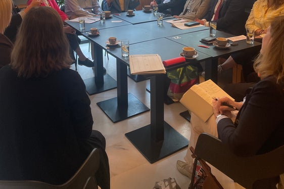 Das Treffen fand in der Landhausbar in Bozen statt, die von der Sozialgenossenschaft Renovas geführt wird. Menschen mit erschwertem Zugang zum Arbeitsmarkt werden hier professionell begleitet und können einer bezahlten Arbeit nachgehen. (Foto: LPA/Ressort Europa, Arbeit und Personal)