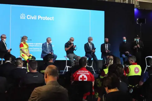 Civil Protect mit Gespräch über Klimawandel und Unwetterereignisse eröffnet (v.l.): Gemeindeverbandspräsident Schatzer, Weißes-Kreuz-Präsidentin Siri, Regierungskommissär Cusumano, Zivilschutzchef Curcio, Bevölkerungsschutzlandesrat Schuler, Agenturdirektor Unterweger, Geoökologe Zebisch und Bozens Vizebürgermeister Luis Walcher bei seinem Grußwort. (Foto: LPA/Maja Clara)