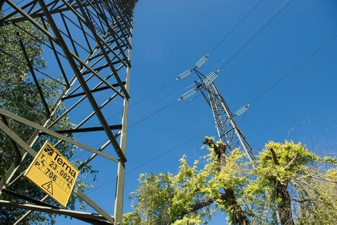 Gli elettrodotti deturpano il paesaggio. La nuova linea di cavi da 132 kilovolt tra Dobbiaco, San Candido e Sesto sarà interrata. (Foto: USP/Claudia Corrent)