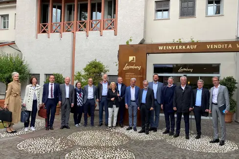 Auftakt des Informationsreigens über das Landestourismuskonzept 2030+ am 2. Mai im Versuchszentrum Laimburg: LR Schuler informierte Vertreterinnen und Vertretern des Tourismus. (Foto: LPA/Noemi Prinoth)