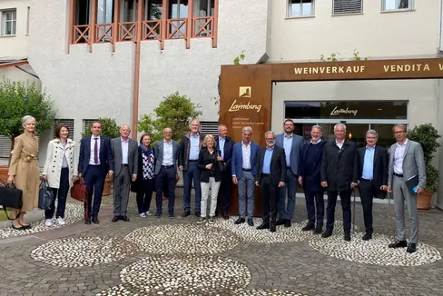 L'assessore Schuler nel corso del recente incontro a Laimburg con i rappresentanti del settore turistico (Foto: ASP/Noemi Prinoth)