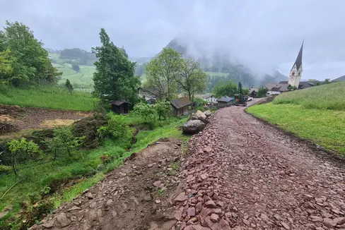 Der Bautrupp der Wildbachverbauung hat am 6. Mai mit den Arbeiten im Zufluss des Tisenserbaches in der Örtlichkeit Tisens in der Gemeinde Kastelruth begonnen; das Bild entstand am 15. Mai. (Foto: LPA/Landesamt für Wildbach- und Lawinenverbauung Süd)