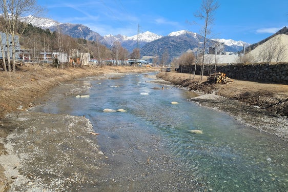Durch die Entfernung des angesammelten Bachbettmaterials wurde dem Mareiter Bach wieder Platz eingeräumt, der ursprüngliche Zustand des Bachbettes wurde wiederhergestellt und gestaltet. (Foto: LPA/Landesam für WIldbach- und Lawinenverbauung Nord)