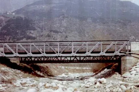 In Latsch ist die bestehende Brücke aus den 1920er-Jahren über den Plima-Bach aufgrund starker Korrosionsschäden nicht mehr sanierbar. Die Infrastruktur wird deshalb erneuert. (Foto: LPA/Landesabteilung Tiefbau)