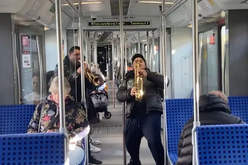 Performance sui mezzi pubblici: un format popolare che ora viene utilizzato anche nell'ambito del festival LanaLive 2025. La tratta ferroviaria Lana/Postal-Bolzano sarà “animata” musicalmente il 23 maggio. (Foto: Hannes Hoelzl)