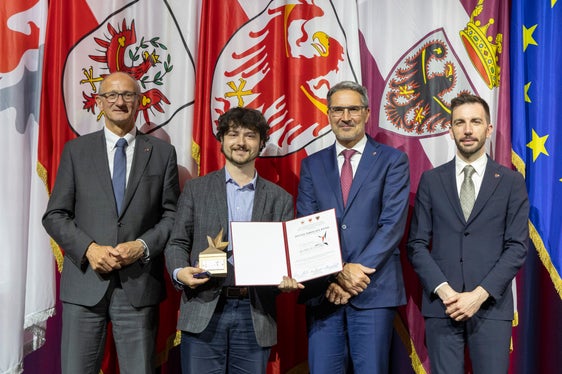 Un di premiei de Südtirol: Julian Nikolaus Rensi de Südtiroler Hochschülerschaft, Südtiroler Jugendring. (Foto: Land Tirol/Die Fotografen)