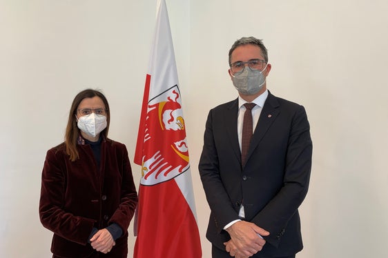 Die neue ORF-Tirol-Landesdirektorin, Esther Mitterstieler, hat heute Landeshauptmann Kompatscher einen Antrittsbesuch abgestattet. (Foto: LPA/Elisabeth Augustin)