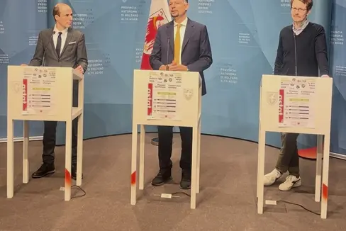 L'indagine ASTAT, presentata dal direttore dell'ASTAT Timon Gärtner (nella foto il primo da sinistra), dall'assessore alla mobilità Daniel Alfreider e dal rappresentante della STA David Felz, fornisce importanti indicazioni su come l'Alto Adige possa intervenire sulla mobilità del futuro. (Foto: USP/Bruno Benedetto)