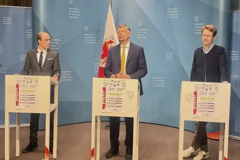 L'indagine ASTAT, presentata dal direttore dell'ASTAT Timon Gärtner (nella foto il primo da sinistra), dall'assessore alla mobilità Daniel Alfreider e dal rappresentante della STA David Felz, fornisce importanti indicazioni su come l'Alto Adige possa intervenire sulla mobilità del futuro. (Foto: USP/Bruno Benedetto)