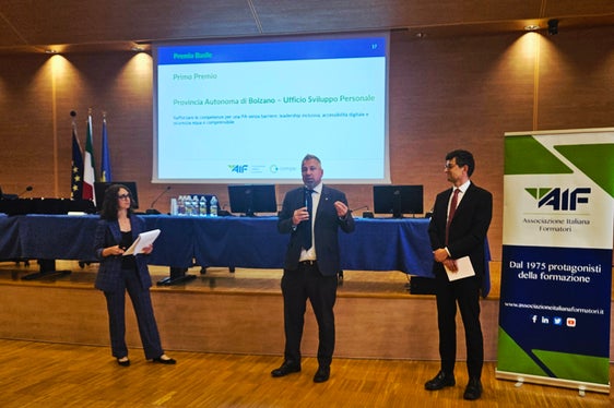 Das Projekt stärkt gezielt Inklusion und digitale Barrierefreiheit in der Landesverwaltung und fördert eine organisationsweite Kultur, die Vielfalt als Stärke versteht und sich konsequent an europäischen Standards der Zugänglichkeit orientiert, betont Generaldirektor Alexander Steiner (Bildmitte). Steiner und Amtsdirektor Günter Sölva (rechts im Bild) stellten das Projekt im Rahmen der Tagung der italienischen Vereinigung für Weiterbildung AIF in Udine vor. (Foto: LPA)