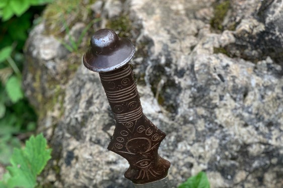 Der erneuerte Themenweg liegt fußläufig zum Dorfzentrum von Seis und lädt auf eine Reise in die spannende Welt der Sagen und Mythen ein. (Foto: Seiser Alm Marketing)