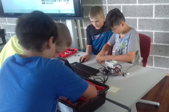 Matthias Hellweger, Gabriel Schönweger, Markus Taschler und Philip Costabiei (v.l.n.r) beim Lego-Roboter bauen und programmieren. (Foto: LPA/Martin Niederkofler)